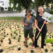 Landschaftsplanerin Paula Polak und Projektleitung Eva Mayer freuen sich über das erfolgreiche Projekt (c) Nicolas Schossleitner