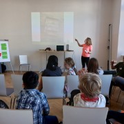 Eva Mayer präsentiert biodiversitätsfördernde Maßnahmen (c) Umweltdachverband, Anna Haas