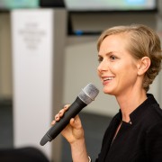 Moderatorin Angelika Ertl-Marko