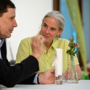 Rechnungsprüfer Franz Handler im Gespräch mit Karin Schneeweiss, Umweltdachverband